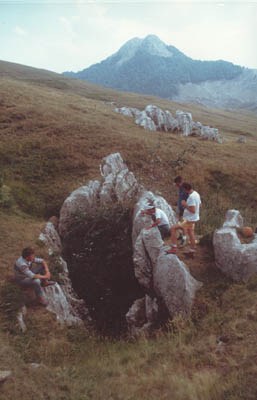 Shpella Bigorr 1 in lontananza Mahli i Gaferit