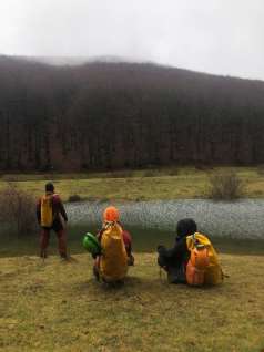 Il gruppo in pausa presso il laghetto durante l'avvicinamento all'Abisso di Cul di Bove