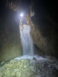 La cascata che si getta nel pozzo, superata in discesa