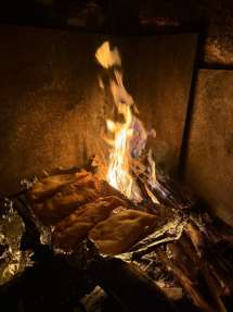 Panzerotti riscaldati sul fuoco al rifugio di Sella Perrone