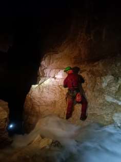 Speleologo in risalita lungo uno dei pozzi dell'Abisso di Cul di Bove