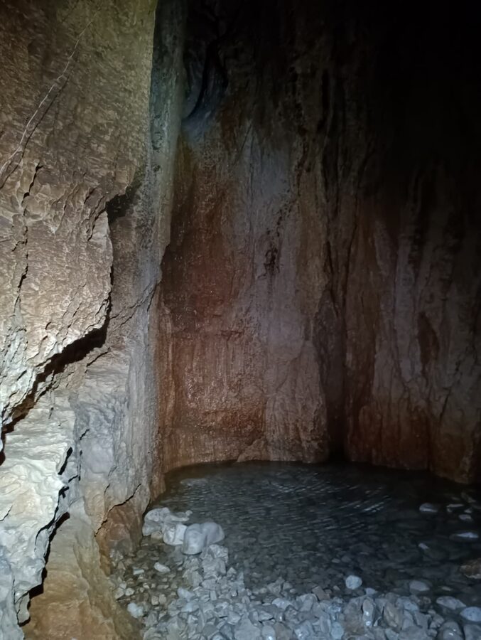 Galleria della grotta con un tratto allagato sul fondo