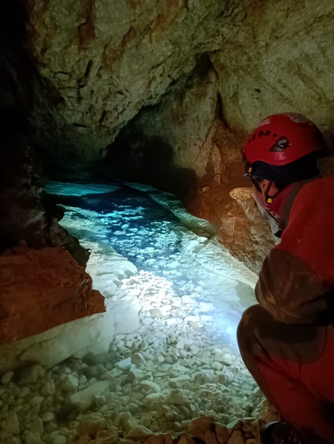 Tratto allagato della grotta, con acqua limpida dai riflessi blu