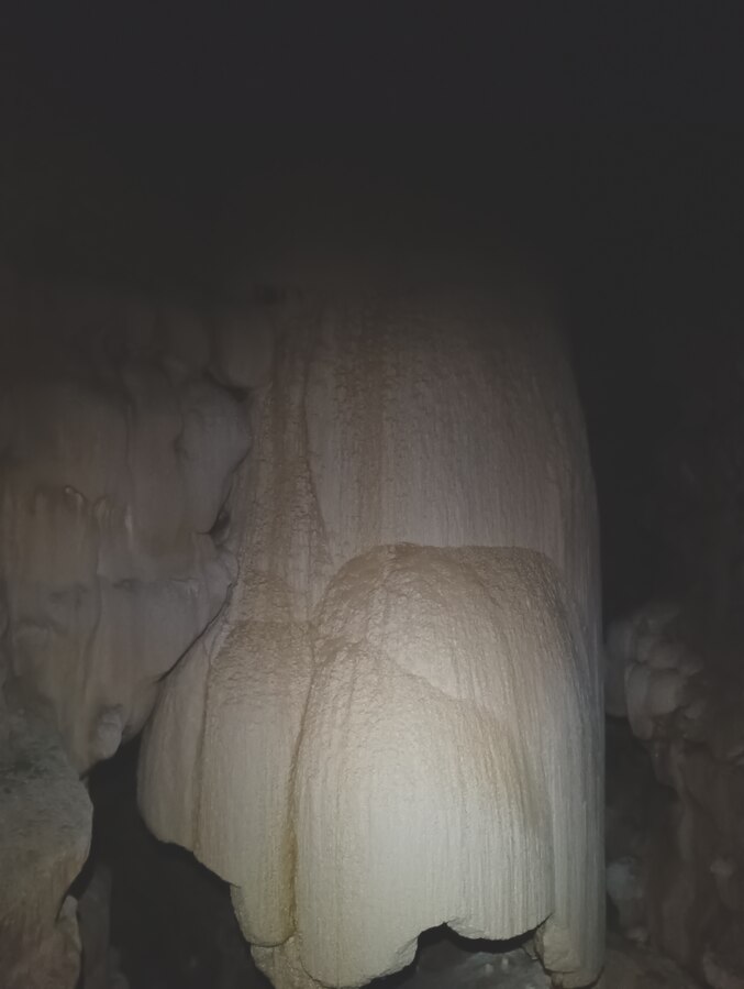 Colata di calcite lungo i pozzi Moana della Grotta dei Vitelli