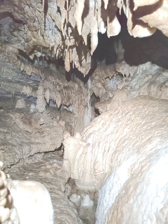 Concrezioni calcitiche lungo la galleria della Grotta dei Vitelli