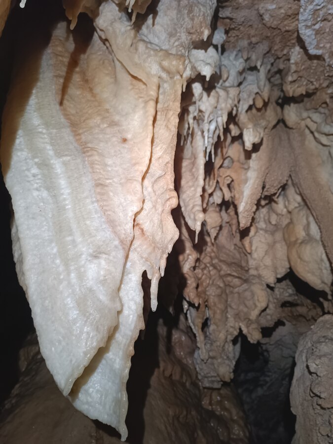 Drappeggi calcitici lungo la volta della Grotta dello Scalandrone
